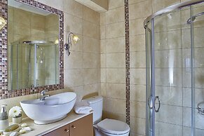 Spacious Villa With Shared Pool and Amazing View