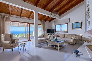 Spacious Villa With Shared Pool and Amazing View