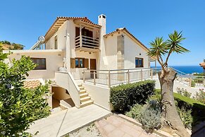 Spacious Villa With Shared Pool and Amazing View