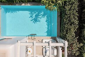 Majo Suites Hotel