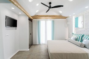 Majo Suites Hotel