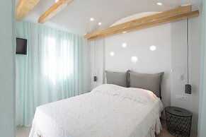 Majo Suites Hotel