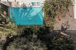 Majo Suites Hotel