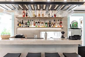 Majo Suites Hotel