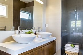 Executive State-Of-The-Art Home - Spa