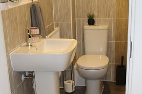 1-bed House - Sleeps 2 - Parking, Wifi