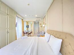 Modern Studio Room With Jacuzzi At Art Deco Apartment