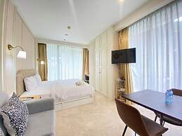 Modern Studio Room With Jacuzzi At Art Deco Apartment