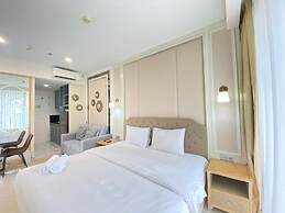 Modern Studio Room With Jacuzzi At Art Deco Apartment