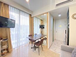 Modern Studio Room With Jacuzzi At Art Deco Apartment