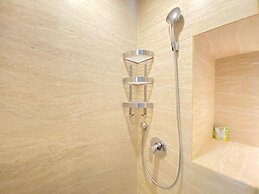 Modern Studio Room With Jacuzzi At Art Deco Apartment