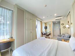 Modern Studio Room With Jacuzzi At Art Deco Apartment