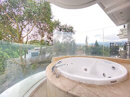 Modern Studio Room With Jacuzzi At Art Deco Apartment