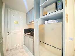 Modern Studio Room With Jacuzzi At Art Deco Apartment