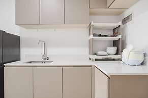 Stunning And Strategic 2Br Gold Coast Apartment Near Pik