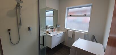 Cheerful 3BR Home - Free WiFi & Netflix