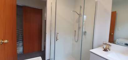 Cheerful 3BR Home - Free WiFi & Netflix