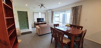 Cheerful 3BR Home - Free WiFi & Netflix