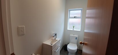 Cheerful 3BR Home - Free WiFi & Netflix