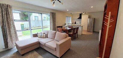 Cheerful 3BR Home - Free WiFi & Netflix