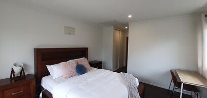 Cheerful 3BR Home - Free WiFi & Netflix