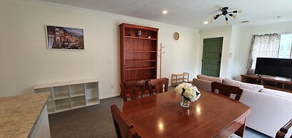 Cheerful 3BR Home - Free WiFi & Netflix