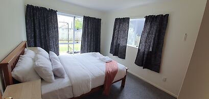 Cheerful 3BR Home - Free WiFi & Netflix