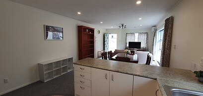 Cheerful 3BR Home - Free WiFi & Netflix