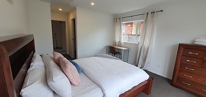 Cheerful 3BR Home - Free WiFi & Netflix