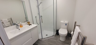 Cheerful 3BR Home - Free WiFi & Netflix