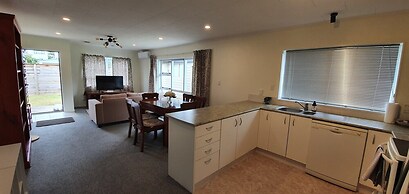 Cheerful 3BR Home - Free WiFi & Netflix