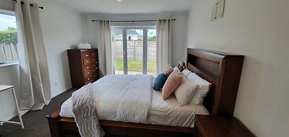 Cheerful 3BR Home - Free WiFi & Netflix