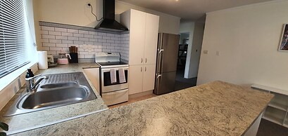 Cheerful 3BR Home - Free WiFi & Netflix