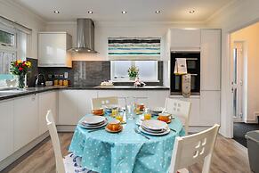 Ocean Waves - Ground Floor Apartment Pet Friendly Enclosed Garden