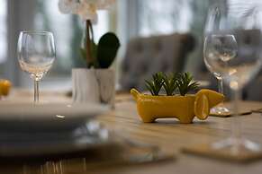 Ocean Waves - Ground Floor Apartment Pet Friendly Enclosed Garden