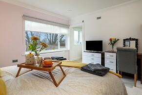 Ocean Waves - Ground Floor Apartment Pet Friendly Enclosed Garden