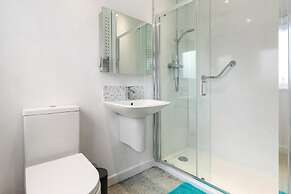 Ocean Waves - Ground Floor Apartment Pet Friendly Enclosed Garden