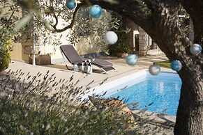 Art Villa Sis With Private Pool