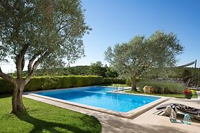 Art Villa Sis With Private Pool