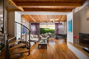 Art Villa Sis With Private Pool