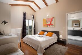 Art Villa Sis With Private Pool