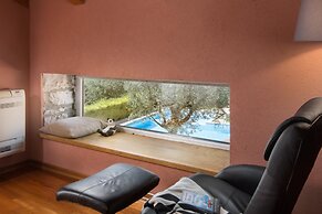 Art Villa Sis With Private Pool