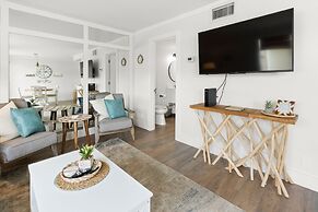 Hoosier Holiday 1 Bedroom Condo by RedAwning