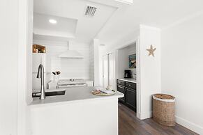 Hoosier Holiday 1 Bedroom Condo by RedAwning