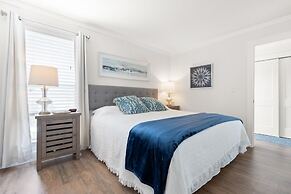 Hoosier Holiday 1 Bedroom Condo by RedAwning