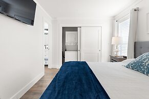 Hoosier Holiday 1 Bedroom Condo by RedAwning