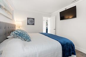 Hoosier Holiday 1 Bedroom Condo by RedAwning