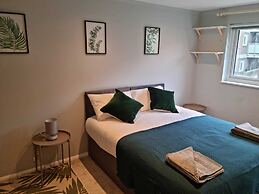 Impeccable 4-bed House in London With Jacuzzi