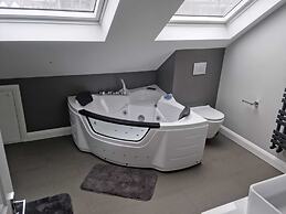Impeccable 4-bed House in London With Jacuzzi