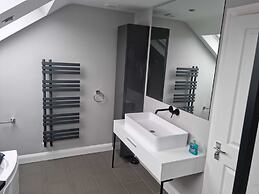 Impeccable 4-bed House in London With Jacuzzi